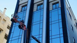 Καθαρισμός τζαμιών κτηρίου με χρήση γερανού και αναβατορίου Καθαρισμός τζαμιών κτηρίου με χρήση γερανού και αναβατορίου