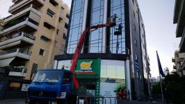 Καθαρισμός τζαμιών κτηρίου με χρήση γερανού και αναβατορίου Καθαρισμός τζαμιών κτηρίου με χρήση γερανού και αναβατορίου